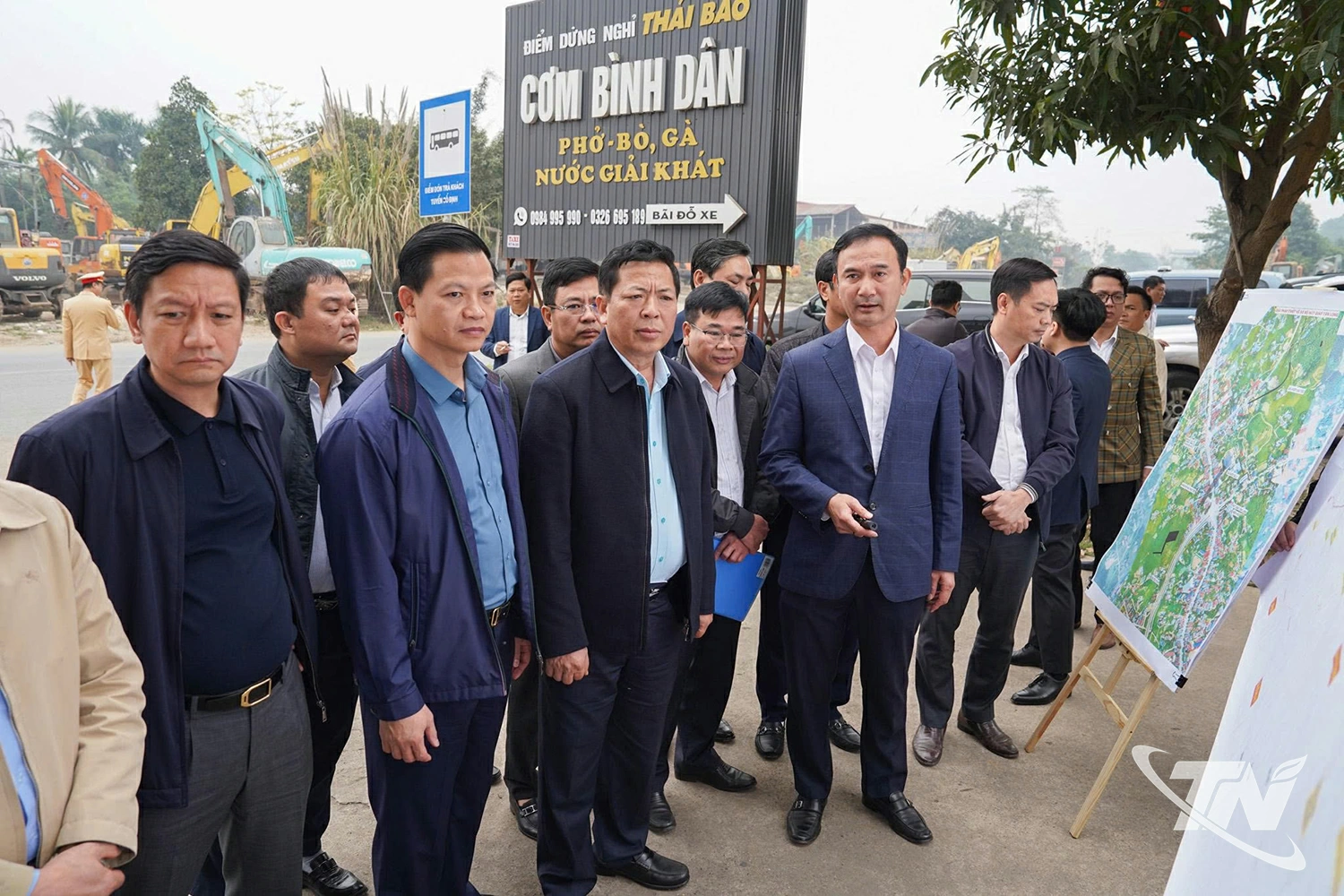 Đồng chí Phạm Quang Anh, Giám đốc Sở Xây dựng báo cáo với Bộ trưởng   Bộ Xây dựng Trần Hồng Minh về tiến độ thi công Dự án tuyến đường Chợ Mới -   Bắc Kạn và Dự án hoàn chỉnh cao tốc CT.07, đoạn Hà Nội - Thái Nguyên. 