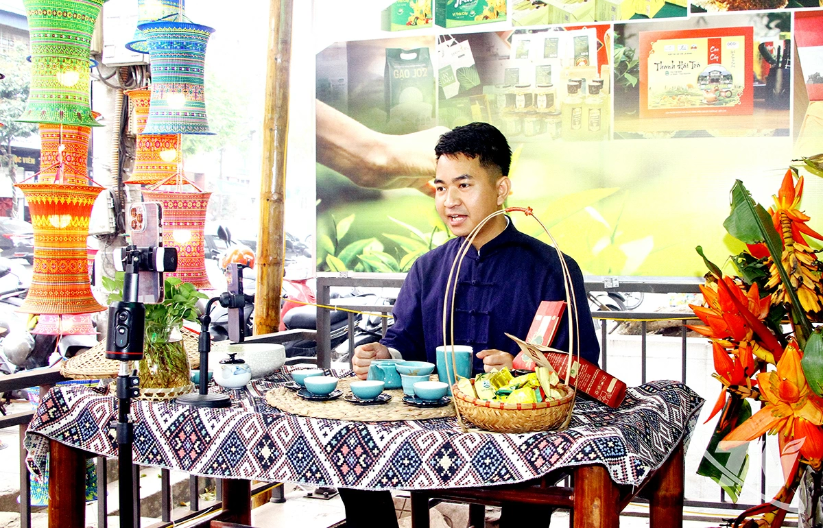 Nông dân Thái Nguyên chú trọng ứng dụng tiến bộ khoa học kỹ thuật và chuyển đổi số trong sản xuất, quảng bá, tiêu thụ sản phẩm chè, góp phần xây dựng nông thôn mới thông minh. Ảnh: T.L