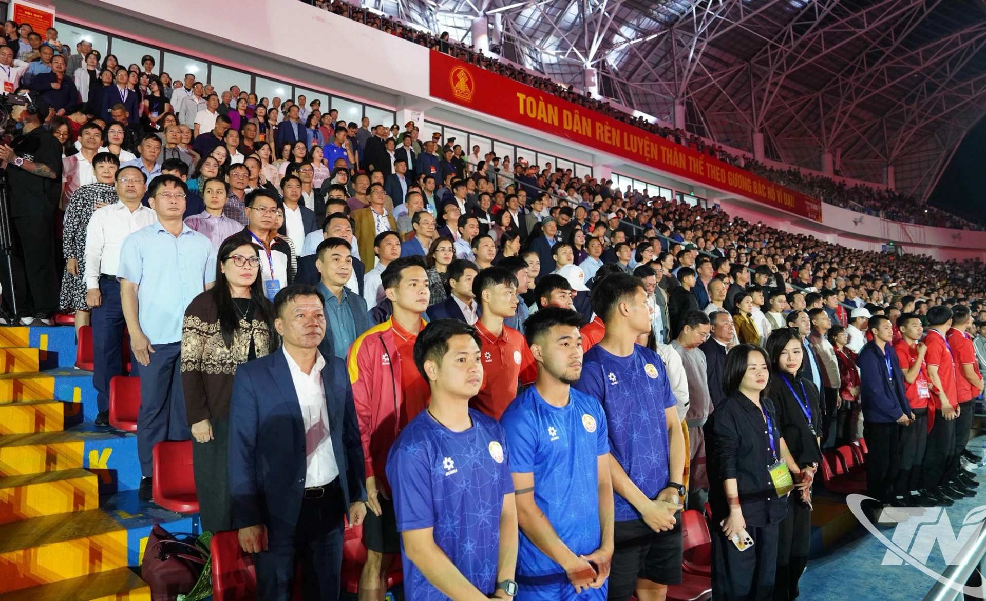 Đ&ocirc;ng đảo c&aacute;n bộ v&agrave; người d&acirc;n dự Lễ khai mạc.