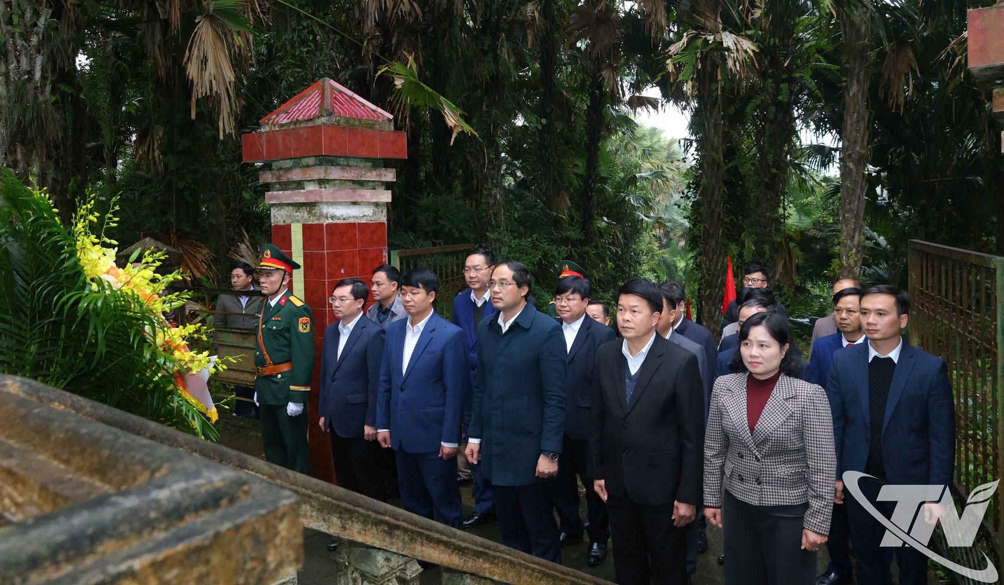 Đồng chí Bí thư Tỉnh ủy và Đoàn công tác đến dâng hương tại Khu di tích lịch sử Khuổi Linh.