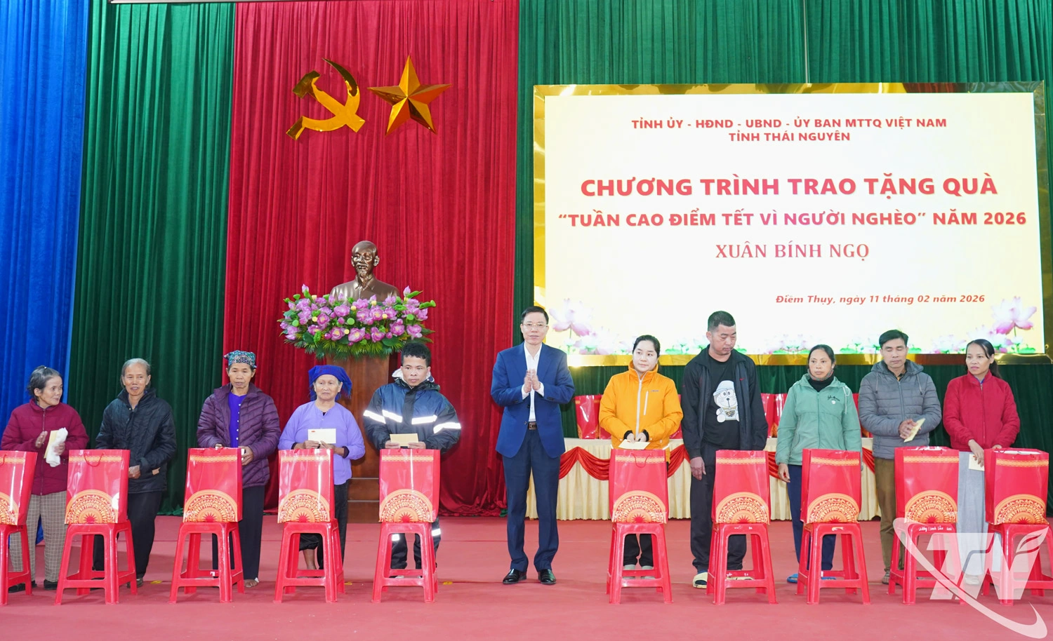 đồng chí Dương Văn Tiến, Ủy viên Ban Thường vụ, Trưởng ban Tổ chức Tỉnh ủy tặng quà Tết tại xã Điềm Thụy.