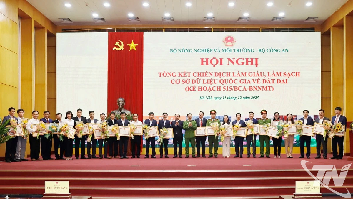 Bộ trưởng Bộ Nông nghiệp và Môi trường, Thứ trưởng Bộ Công an trao Bằng khen cho các tập thể, cá nhân có thành tích xuất sắc trong thực hiện Chiến dịch làm giàu, làm sạch cơ sở dữ liệu quốc gia về đất đai.