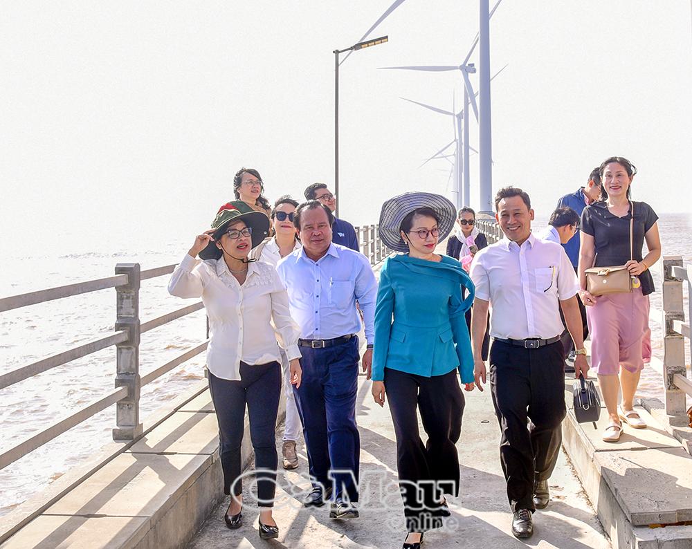 GS.TS Nguyễn Thị Thanh Mai, Giám đốc Đại học Quốc gia TP Hồ Chí Minh (thứ hai từ phải sang) và Phó Chủ tịch UBND tỉnh Nguyễn Minh Luân (thứ hai từ trái sang) khảo sát điện gió Hoà Bình 1, xã Vĩnh Hậu.