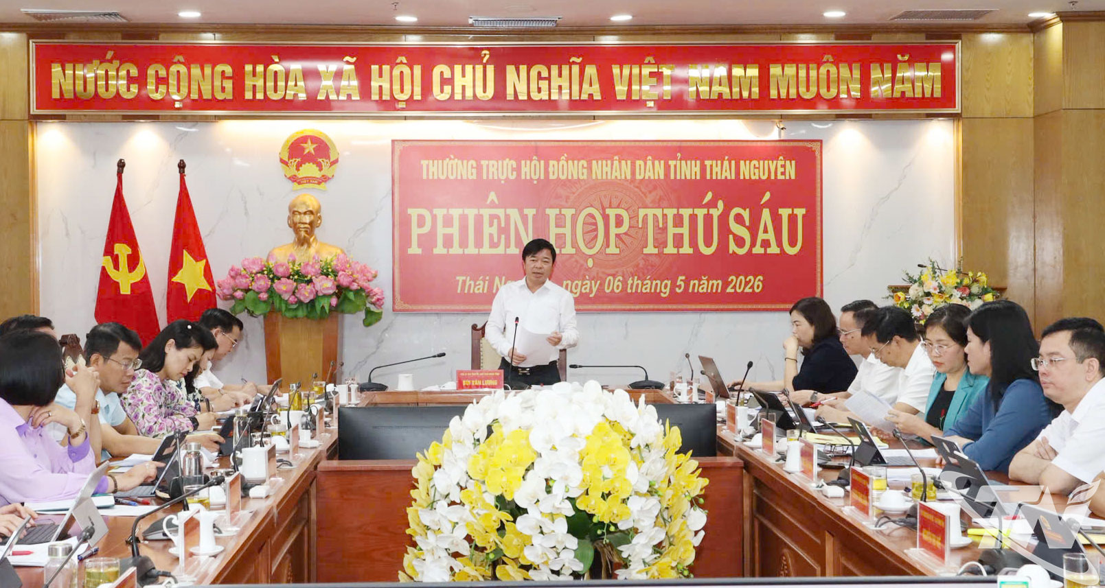 Đồng chí Bùi Văn Lương, Phó Bí thư Tỉnh ủy, Chủ tịch HĐND tỉnh, kết luận Phiên họp.