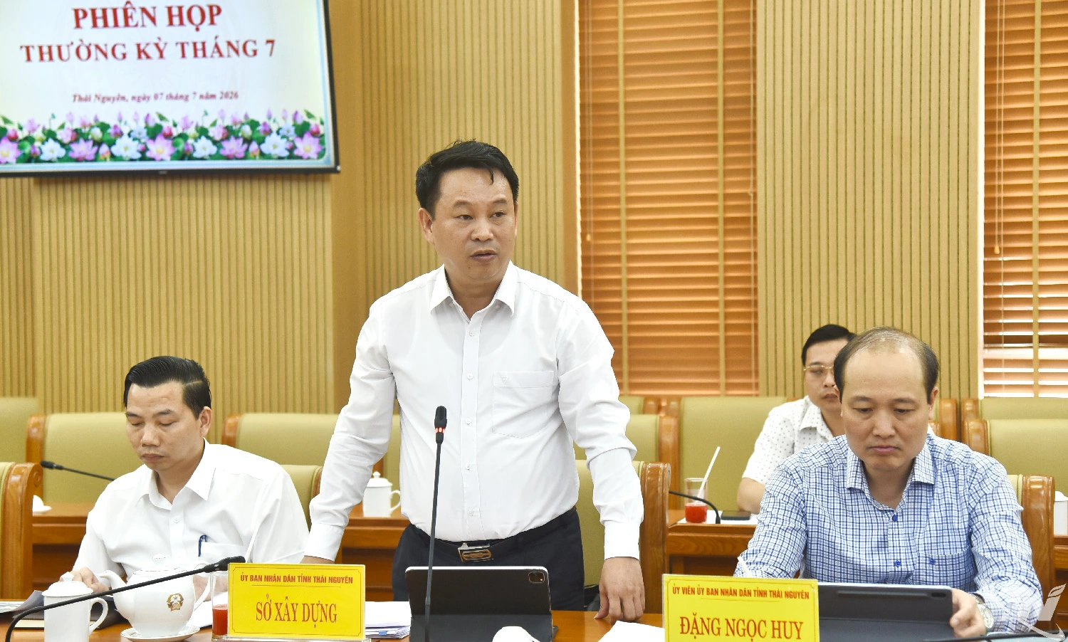 Các đại biểu thảo luận tại phiên họp