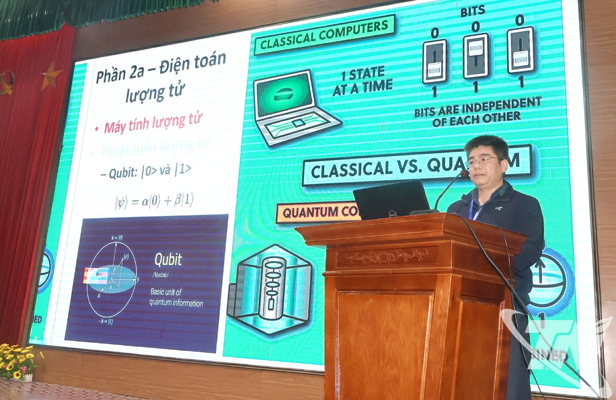 Đại diện lãnh đạo Viện Khoa học và Công nghệ Quân sự báo cáo tổng quan về công nghệ lượng tử.