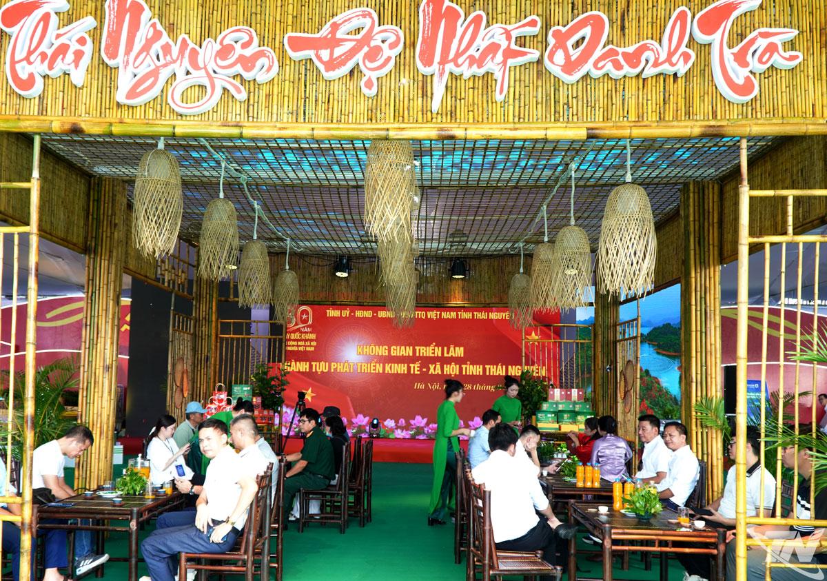 Khách tham quan thưởng trà Thái Nguyên tại Triển lãm thành tựu đất nước với chủ đề “80 năm Hành trình Độc lập - Tự do - Hạnh phúc”, được tổ chức nhân dịp kỷ niệm 80 năm Quốc khánh 2-9.