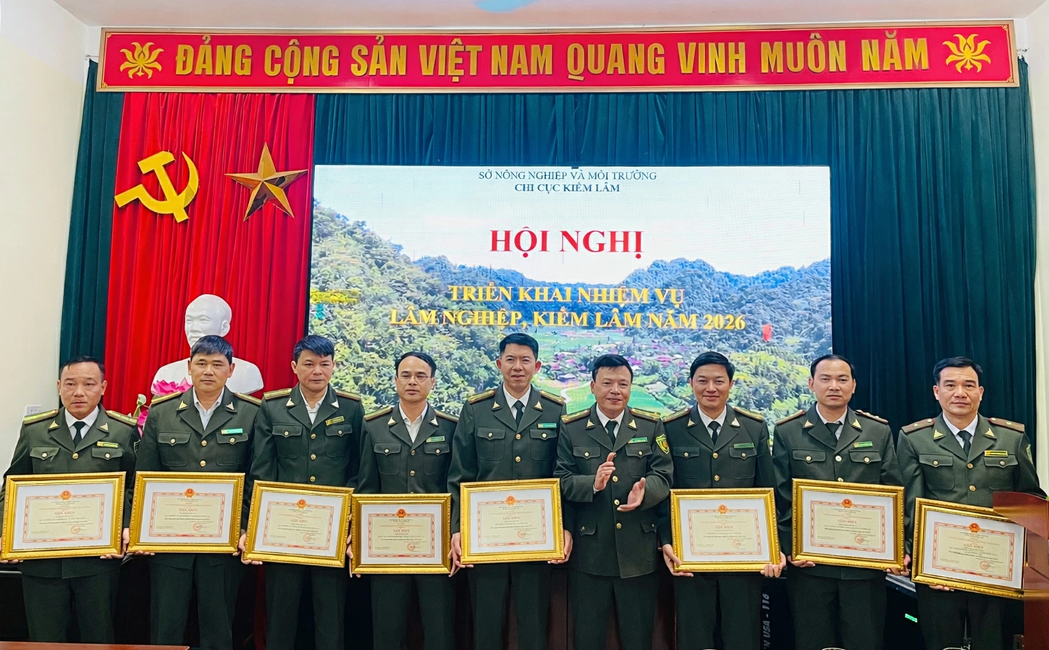 Khen thưởng c&aacute;c tập thể, c&aacute; nh&acirc;n c&oacute; th&agrave;nh t&iacute;ch xuất sắc trong c&ocirc;ng t&aacute;c quản l&yacute;, bảo vệ v&agrave; ph&aacute;t triển rừng năm 2025