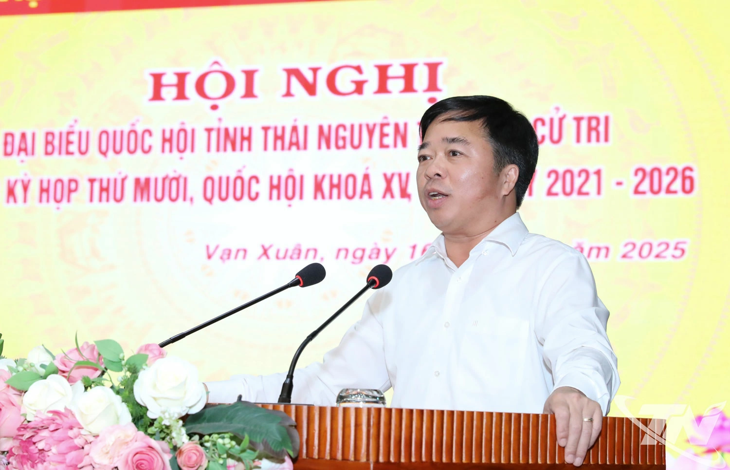 Đồng chí Bùi Văn Lương, Ủy viên Ban Thường vụ Tỉnh ủy, Phó Chủ tịch UBND tỉnh, phát biểu tại buổi tiếp xúc cử tri.