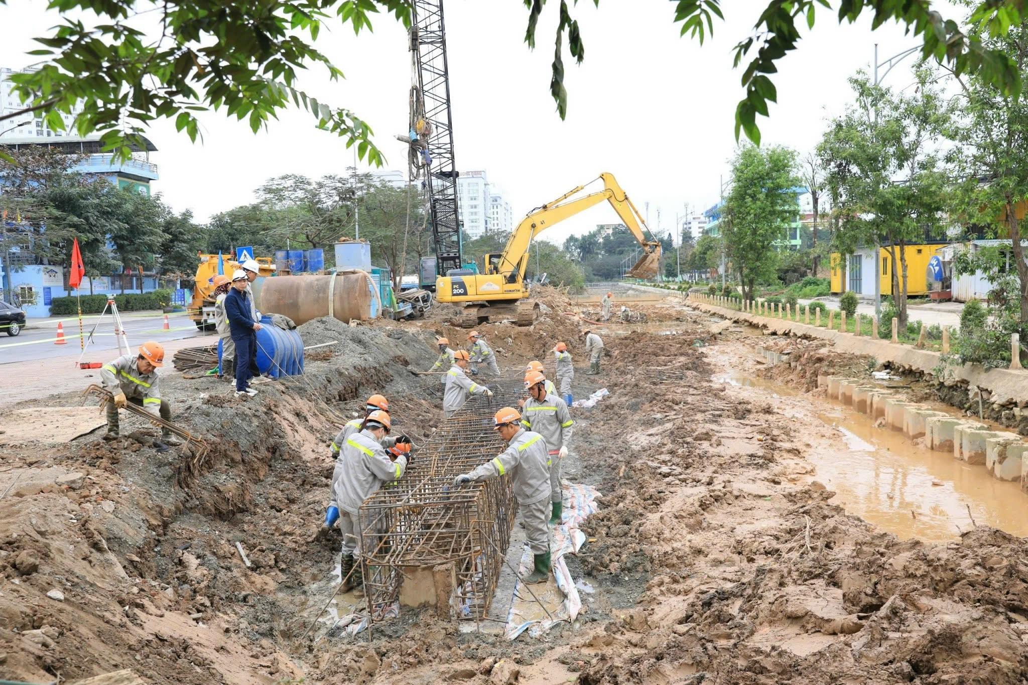Thi công Dự án cải tạo kênh Thụy Phương. Ảnh: Quang Thái