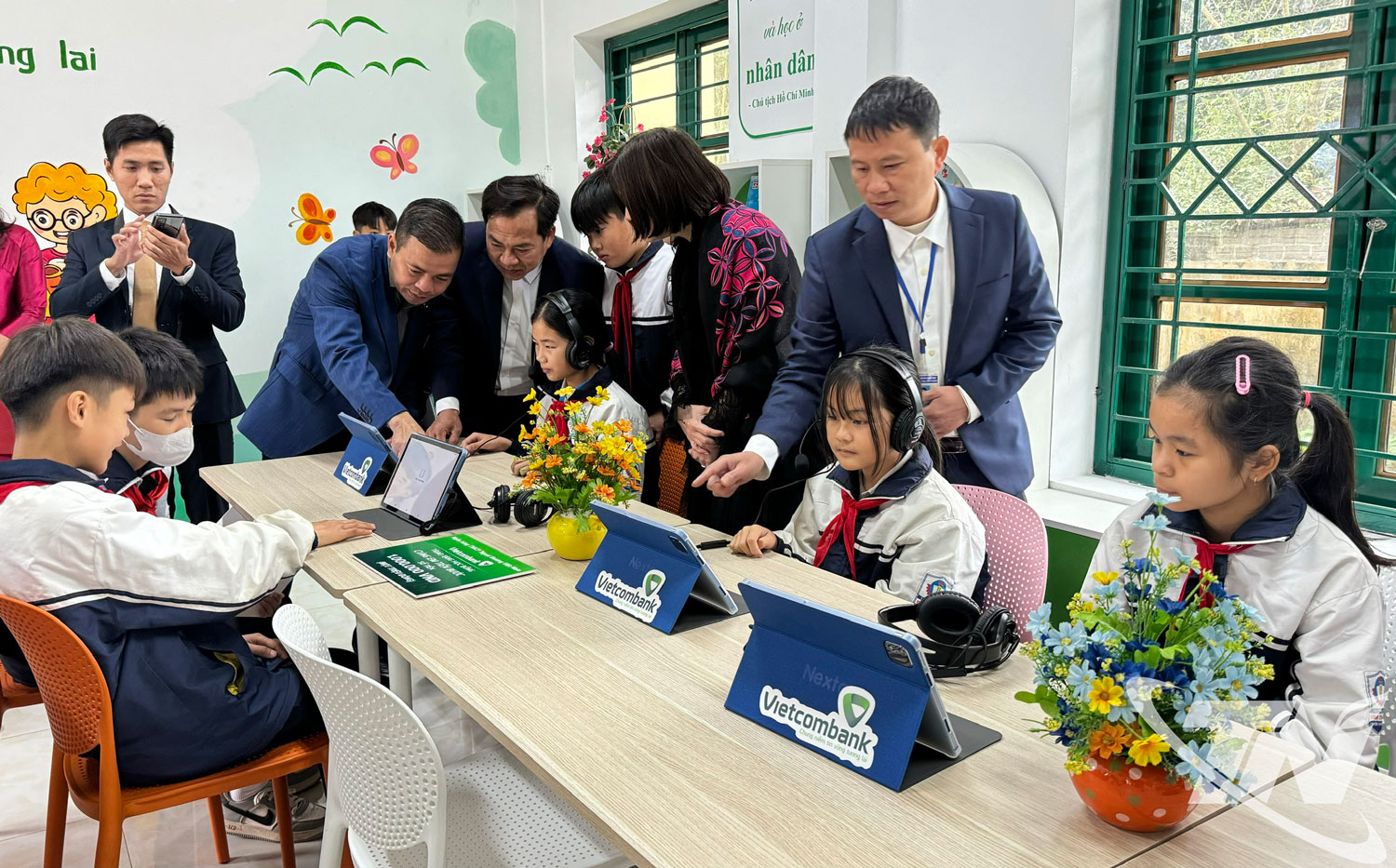     &ldquo;Thư viện xanh&rdquo; của Trường THCS sơ sở B&igrave;nh Th&agrave;nh được c&agrave;i đặt sẵn thư viện số, s&aacute;ch điện tử v&agrave; c&aacute;c phần mềm học tập, c&ugrave;ng với gần 200 đầu s&aacute;ch giấy thuộc nhiều lĩnh vực.