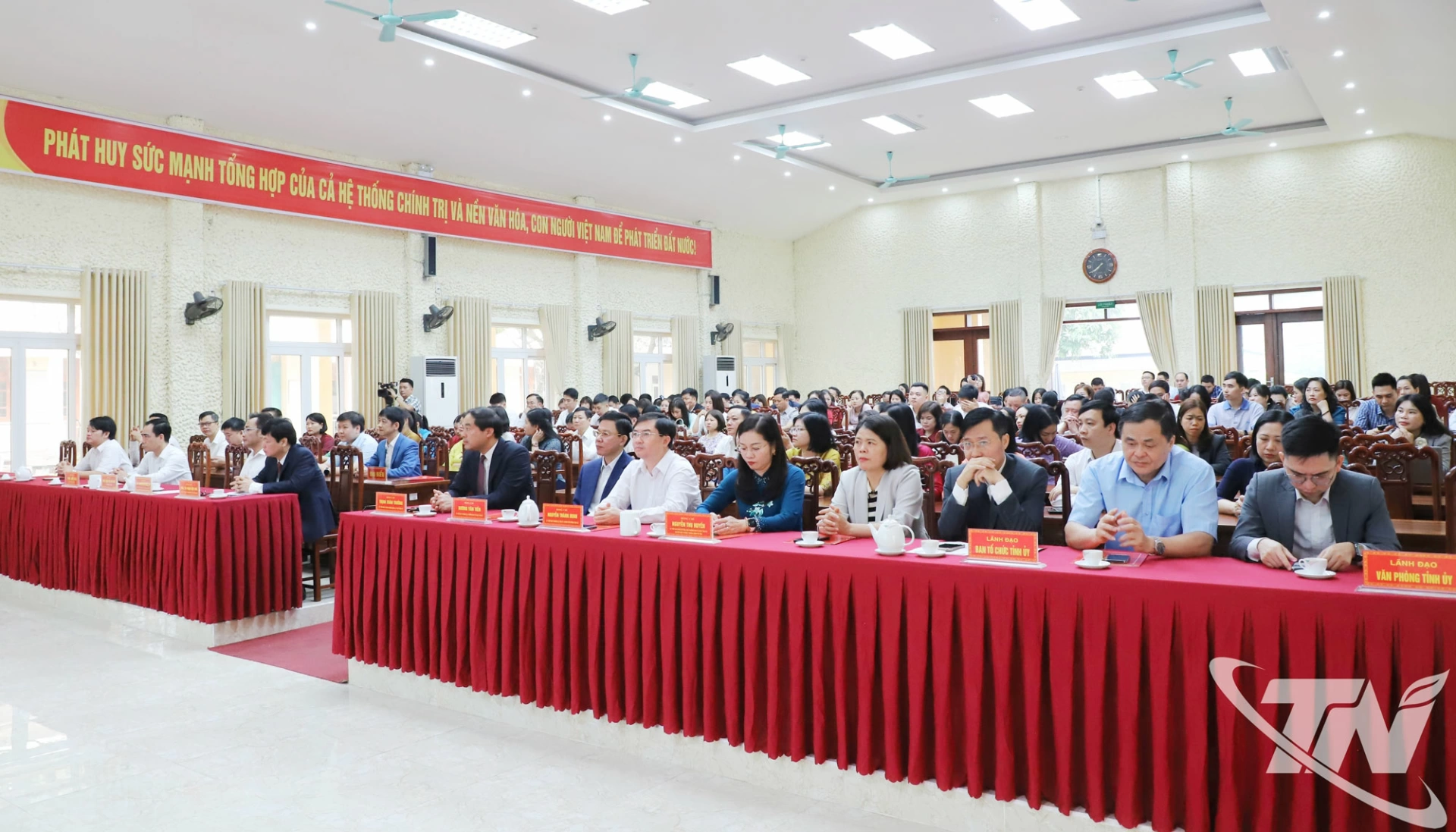 Đồng chí Bí thư Tỉnh ủy Trịnh Xuân Trường và các đại biểu dự Hội nghị.