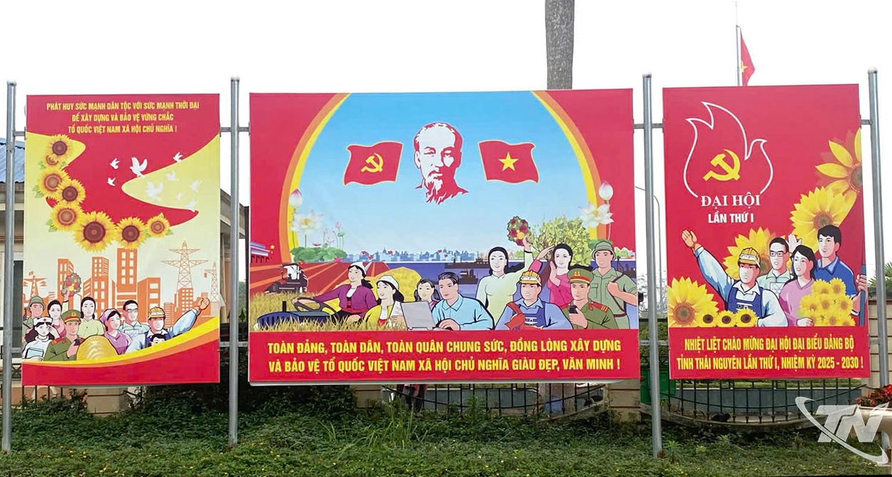 Những tấm Pano khổ lớn, được treo dọc tuyến Thống Nhất, tạo diện mạo khang trang cho đ&ocirc; thị.