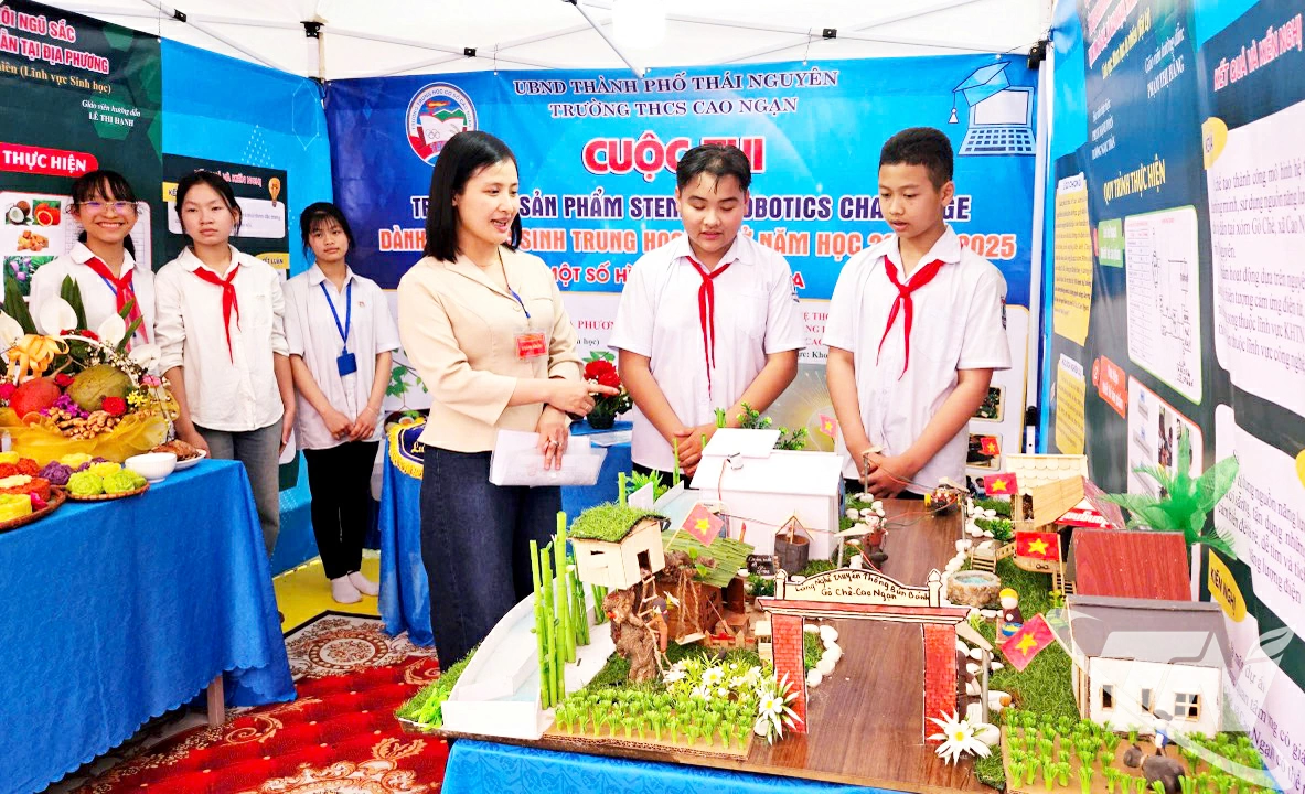 Các em học sinh trên địa bàn tỉnh tham dự Cuộc thi trưng bày sản phẩm STEM và Robotics Challenge dành cho học sinh THCS năm học 2024-2025. Ảnh: T.L