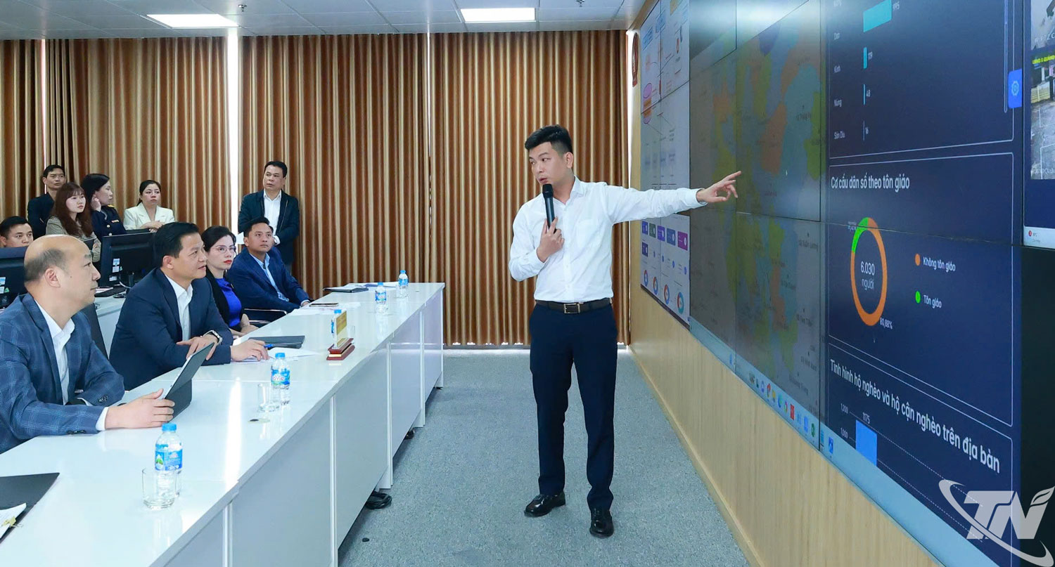 Đại diện Viettel Thái Nguyên báo cáo tiến độ triển khai Trung tâm dữ liệu tỉnh.