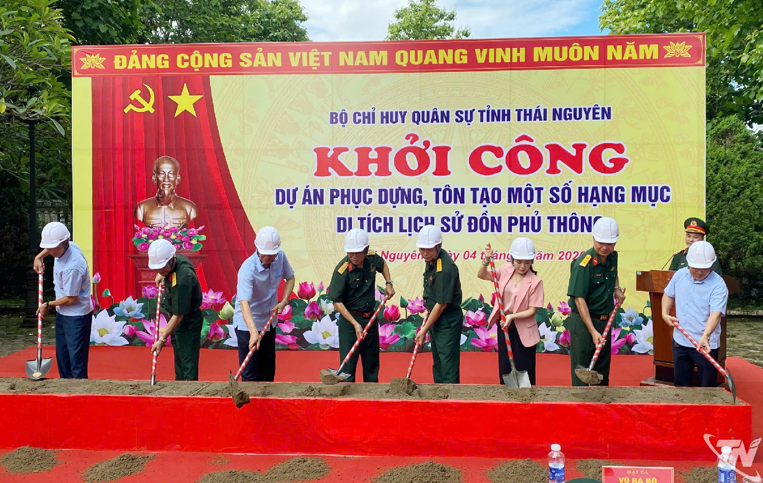 Các đại biểu thực hiện nghi thức động thổ khởi công Dự án.