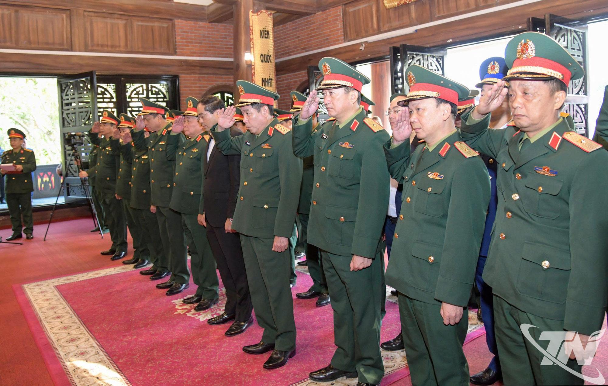 Đoàn đại biểu tưởng niệm Chủ tịch Hồ Chí Minh.