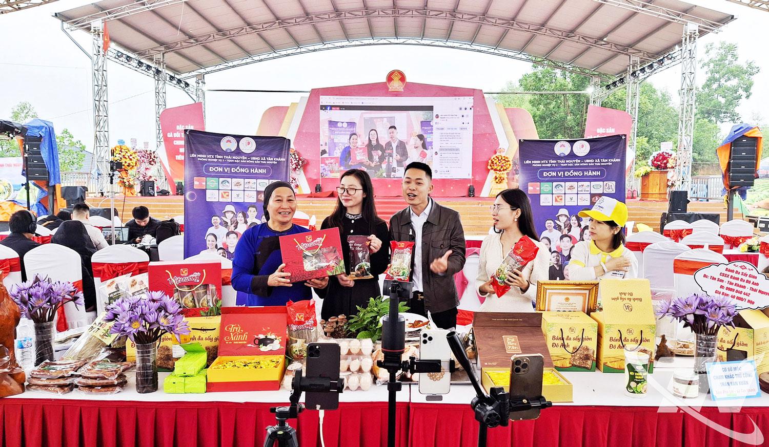 Trong bối cảnh chuyển đổi số mạnh mẽ, n&ocirc;ng d&acirc;n Th&aacute;i Nguy&ecirc;n đang từng bước tiếp cận, nắm bắt v&agrave; ti&ecirc;u thụ   n&ocirc;ng sản tr&ecirc;n m&ocirc;i trường mạng. Trong ảnh: Phi&ecirc;n livestream ti&ecirc;u thụ g&agrave; đồi T&acirc;n Kh&aacute;nh v&agrave; c&aacute;c sản phẩm   OCOP của tỉnh thu h&uacute;t được h&agrave;ng ngh&igrave;n lượt người xem, đặt mua h&agrave;ng.