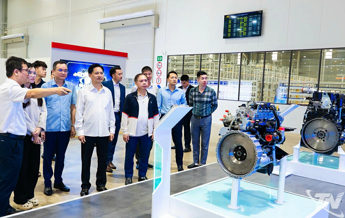 L&atilde;nh đạo Sở X&acirc;y dựng, Hiệp hội Vận tải tỉnh Th&aacute;i Nguy&ecirc;n t&igrave;m hiểu, hợp t&aacute;c tại một doanh nghiệp sản xuất xe điện (C&ocirc;ng ty Cổ phần Kim Long Motor) ở th&agrave;nh phố Huế. Đ&acirc;y l&agrave; bước đi cụ thể thực hiện lộ tr&igrave;nh xanh h&oacute;a giao th&ocirc;ng đ&ocirc; thị của tỉnh trong thời gian tới.