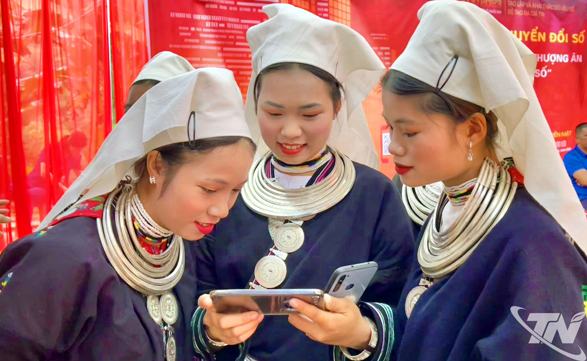 Đồng bào dân tộc thiểu số xã Bằng Vân tiếp cận dịch vụ số trên thiết bị điện thoại di động