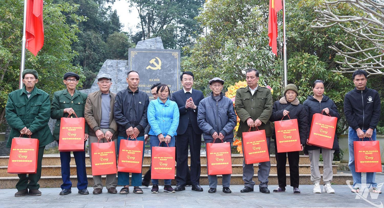 Đồng ch&iacute; Ph&oacute; B&iacute; thư Tỉnh ủy tặng qu&agrave; cho c&aacute;c gia đ&igrave;nh ch&iacute;nh s&aacute;ch.