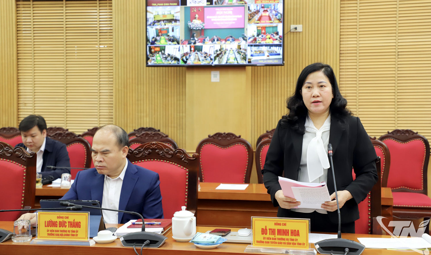 Đồng chí Đỗ Thị Minh Hoa, Ủy viên Ban Thường vụ, Trưởng ban Tuyên giáo và Dân vận Tỉnh ủy, báo cáo tổng hợp các ý kiến, kiến nghị tại buổi đối thoại.