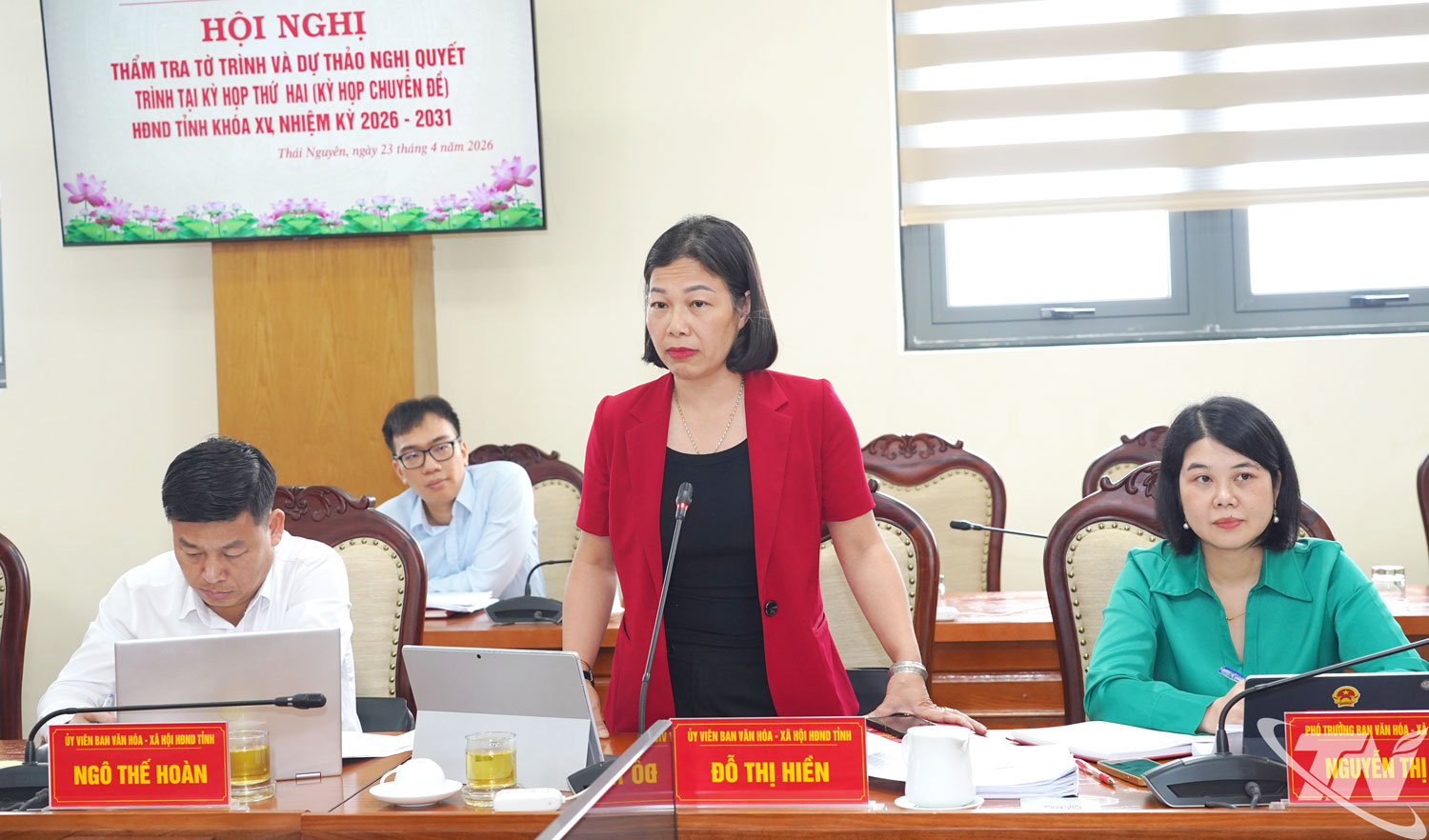 Thành viên các Ban HĐND tỉnh và đại diện ngành chuyên môn trao đổi tại hội nghị.