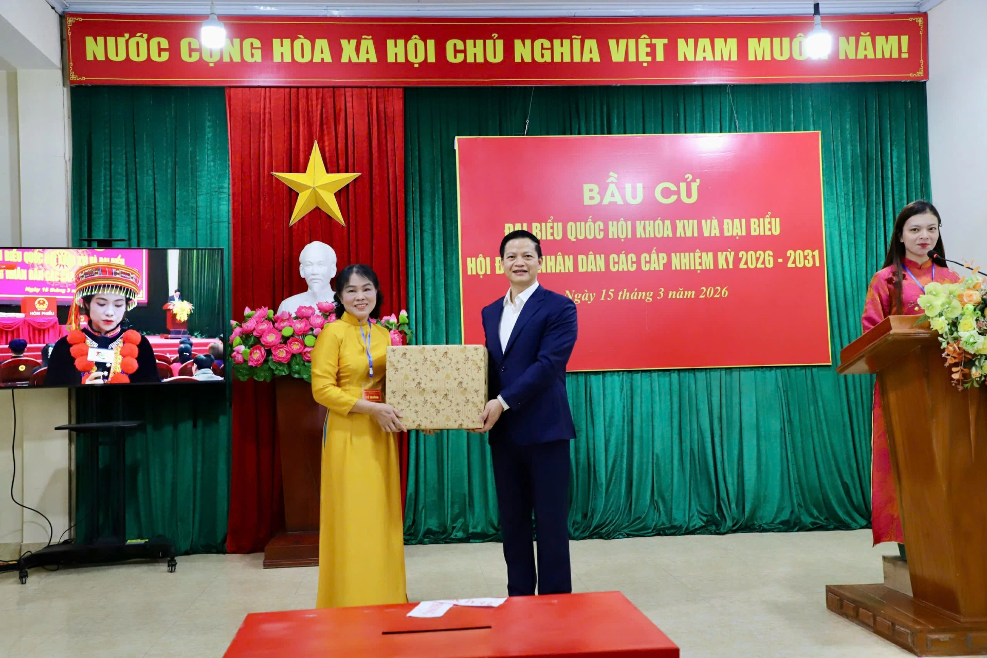 Đồng chí Vương Quốc Tuấn, Ủy viên Trung ương Đảng, Phó Bí thư Tỉnh ủy, Chủ tịch UBND tỉnh tặng quà động viên lực lượng làm nhiệm vụ tại khu vực bỏ phiếu số 13, phường Phan Đình Phùng.