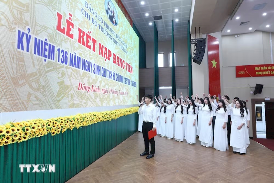 Đảng viên mới tuyên thệ tại Lễ kết nạp. (Ảnh: Anh Tuấn/TTXVN)