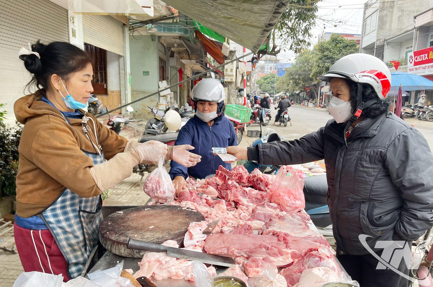 Gi&aacute; lợn hơi tăng k&eacute;o theo gi&aacute; thịt lợn tăng dịp cuối năm.