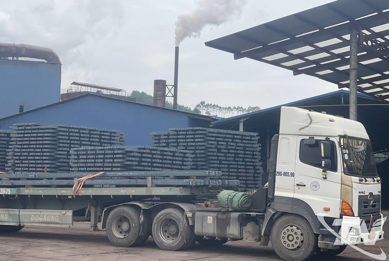 Những chuyến xe vận chuyển sản phẩm phôi thép - mặt hàng chủ lực của công nghiệp Thái Nguyên rời bãi hàng.