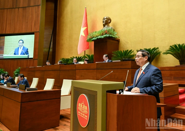 Thủ tướng Chính phủ Phạm Minh Chính trình bày báo cáo.