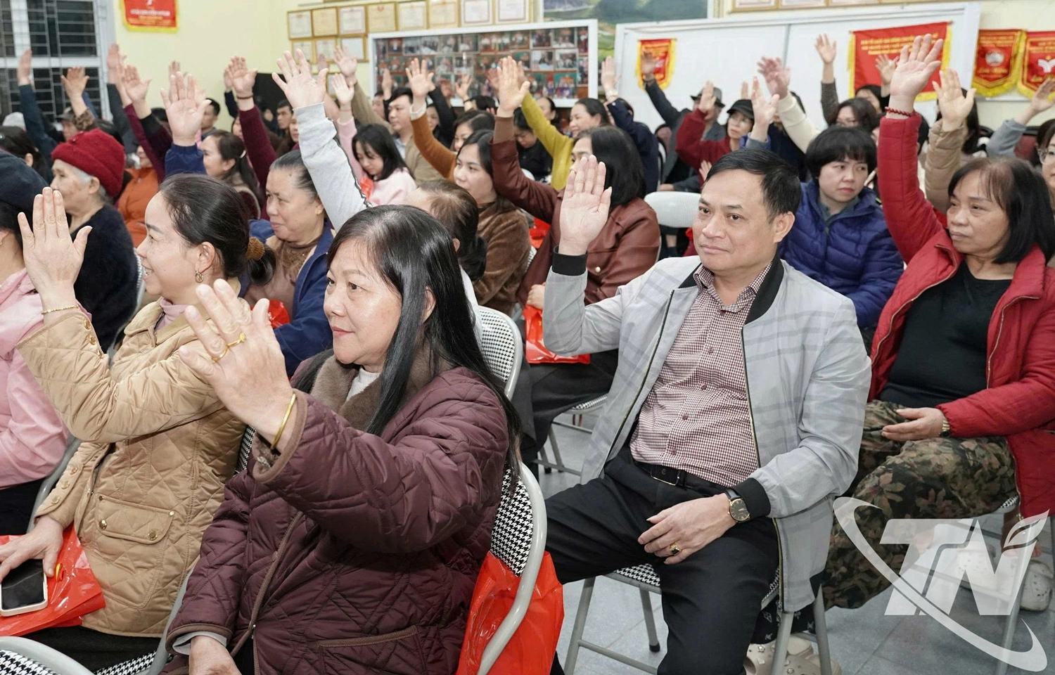 Cử tri tổ 13A, phường Đức Xuân có mặt đã nhất trí giới thiệu 10 đồng chí ứng cử đại biểu HĐND các cấp, nhiệm kỳ 2026-2031.