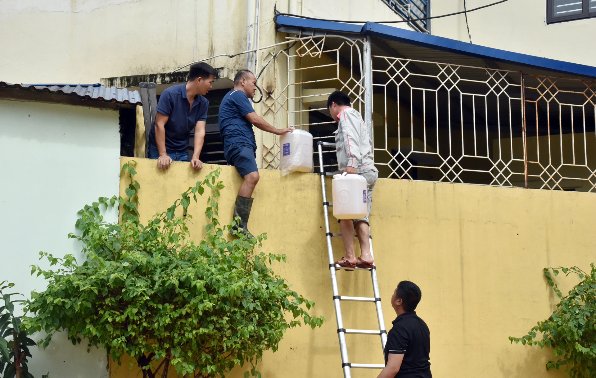 Tiếp tế nhu yếu phẩm, nhiên liệu vào Trung tâm Hỗ trợ phát triển giáo dục hoà nhập Thái Nguyên.