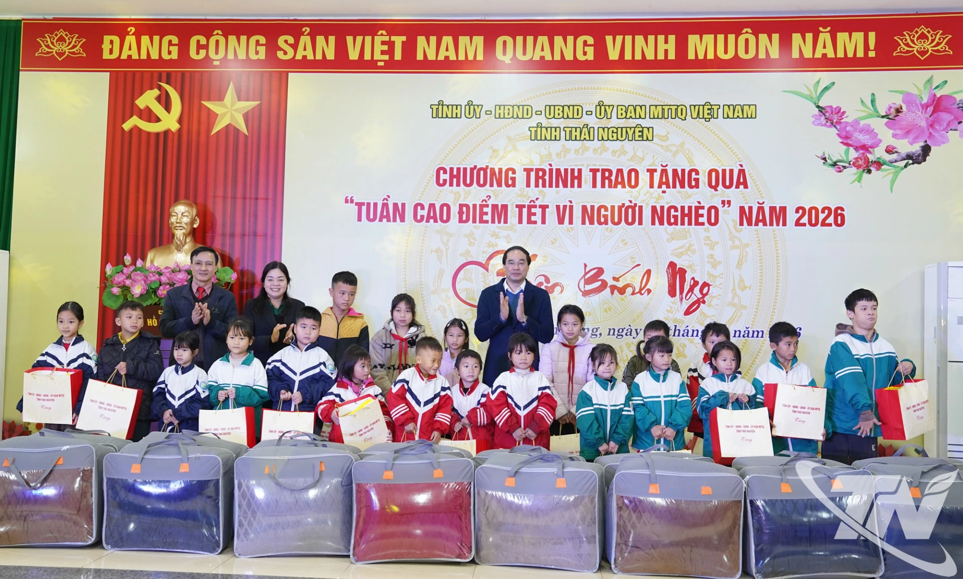 Đồng ch&iacute; B&iacute; thư Tỉnh ủy Trịnh Xu&acirc;n Trường c&ugrave;ng c&aacute;c đồng ch&iacute; l&atilde;nh đạo trao tặng chăn ấm cho c&aacute;c em học sinh c&oacute; ho&agrave;n cảnh kh&oacute; khăn tại x&atilde; Văn Lăng.