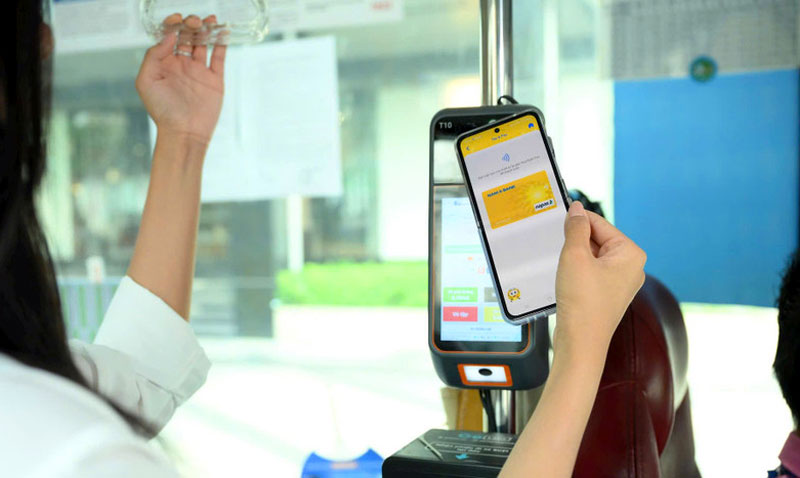 Thanh toán không tiếp xúc bằng thẻ NAPAS trên mạng lưới xe buýt.
