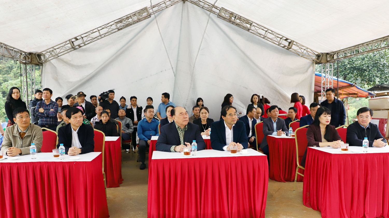 Lễ bàn giao nhà Đại đoàn kết cho các hộ gia đình bị thiệt hại nặng do thiên tai tại xã Thần Sa.