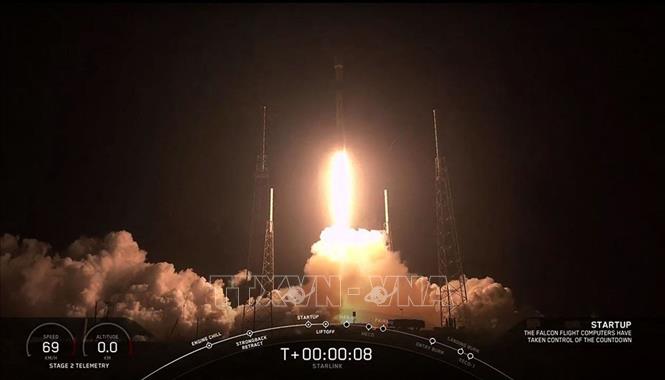 Hình ảnh trích từ video cho thấy tên lửa đẩy Falcon 9 mang theo 60 vệ tinh Starlink của SpaceX rời bệ phóng tại Trạm không quân Mũi Canaveral, bang Florida (Mỹ). Ảnh minh họa: AP/TTXVN
