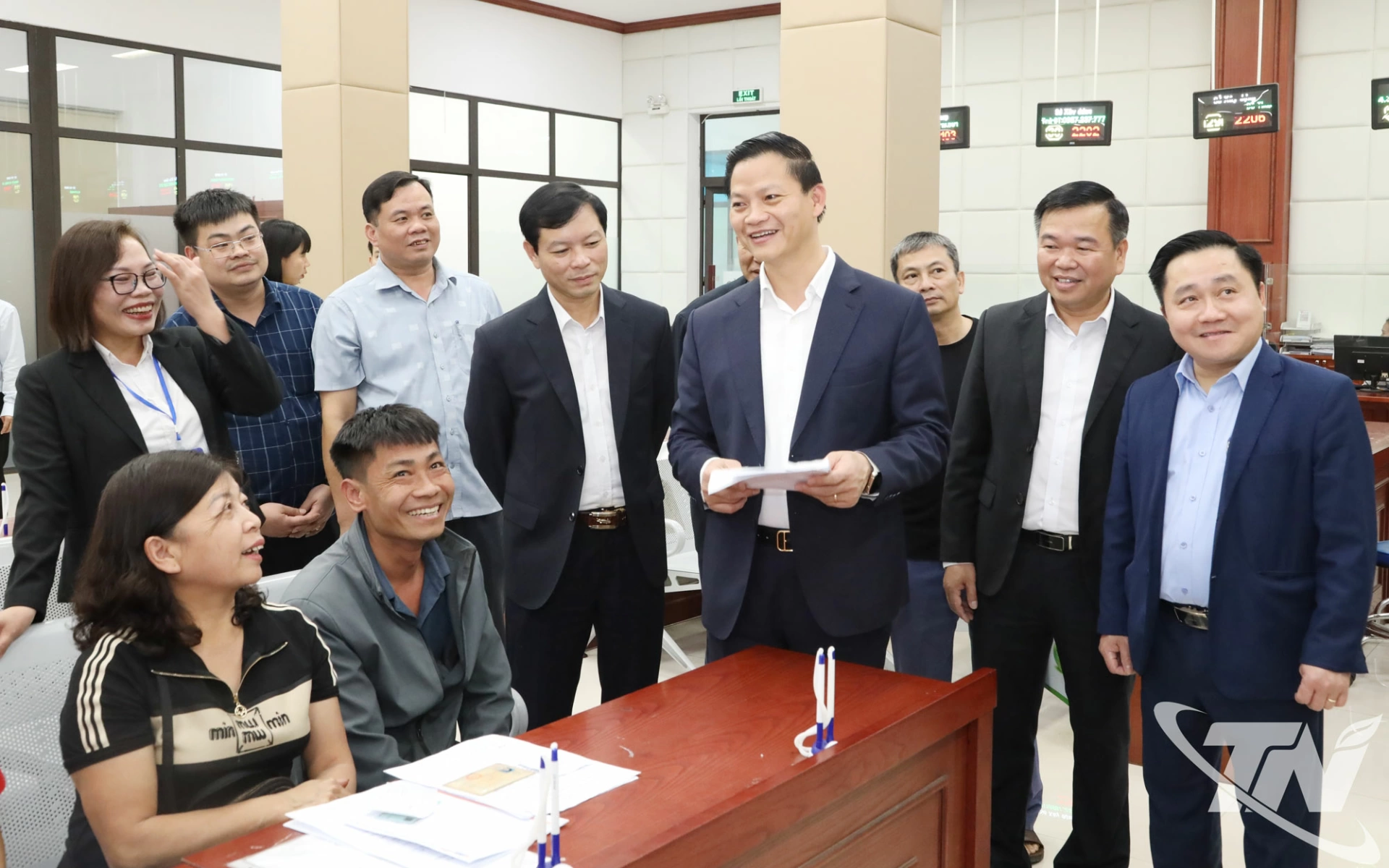 Đồng chí Vương Quốc Tuấn, Ủy viên Trung ương Đảng, Phó Bí thư Tỉnh ủy, Chủ tịch UBND tỉnh trực tiếp thăm hỏi người dân đến giải quyết thủ tục hành chính tại Trung tâm Phục vụ hành chính công tỉnh.