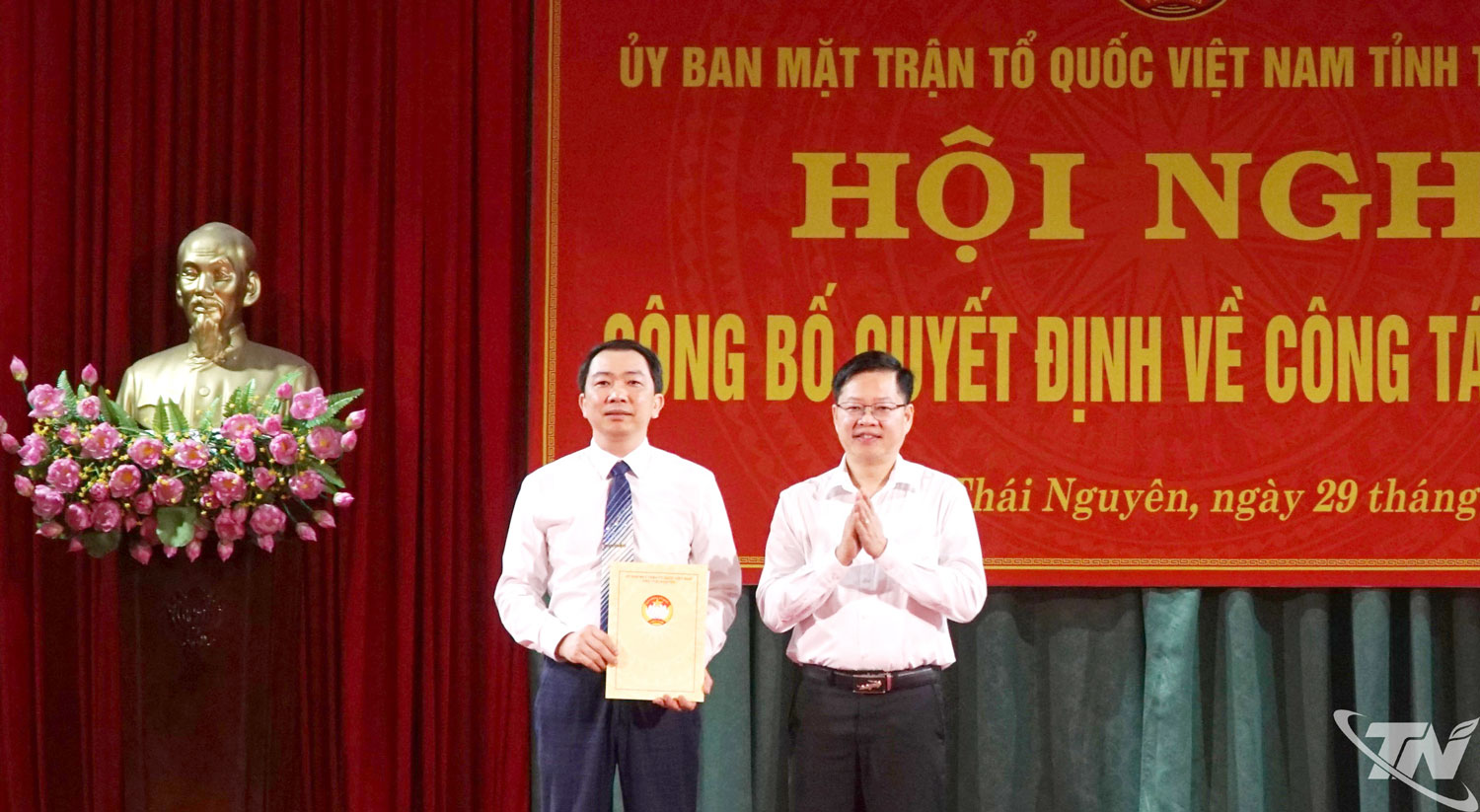 Đồng chí Đinh Quang Tuyên, Phó Bí thư Tỉnh ủy, Chủ tịch Ủy ban MTTQ tỉnh trao quyết định cho đồng chí Phạm Trung Dũng.