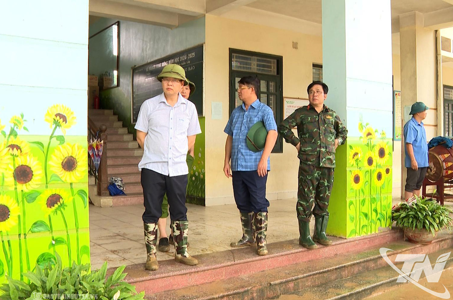 Đồng chí Đinh Quang Tuyên kiểm tra công tác khắc phục hậu quả mưa lũ.