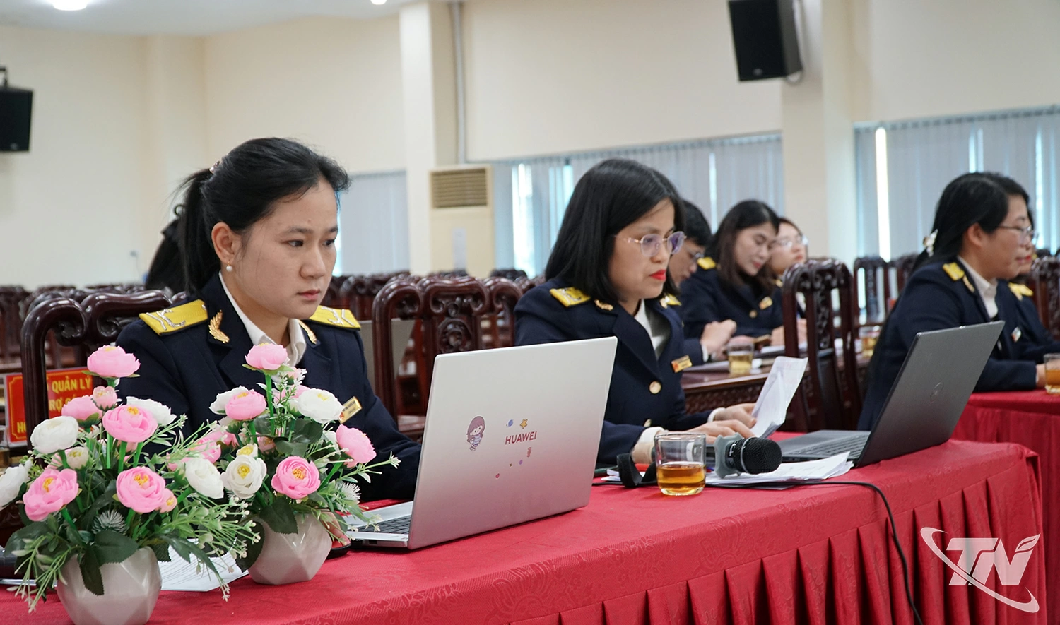 C&aacute;n bộ hướng dẫn, hỗ trợ trực tuyến ch&iacute;nh s&aacute;ch thuế tại hội nghị.