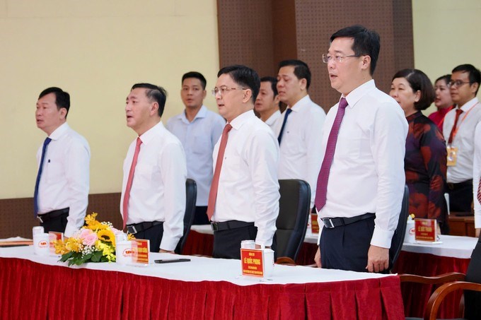 Đồng chí Lê Quốc Phong, đồng chí Nguyễn Mạnh Cường cùng các đại biểu dự lễ trao Huy hiệu Đảng. Ảnh: HOÀNG HÙNG