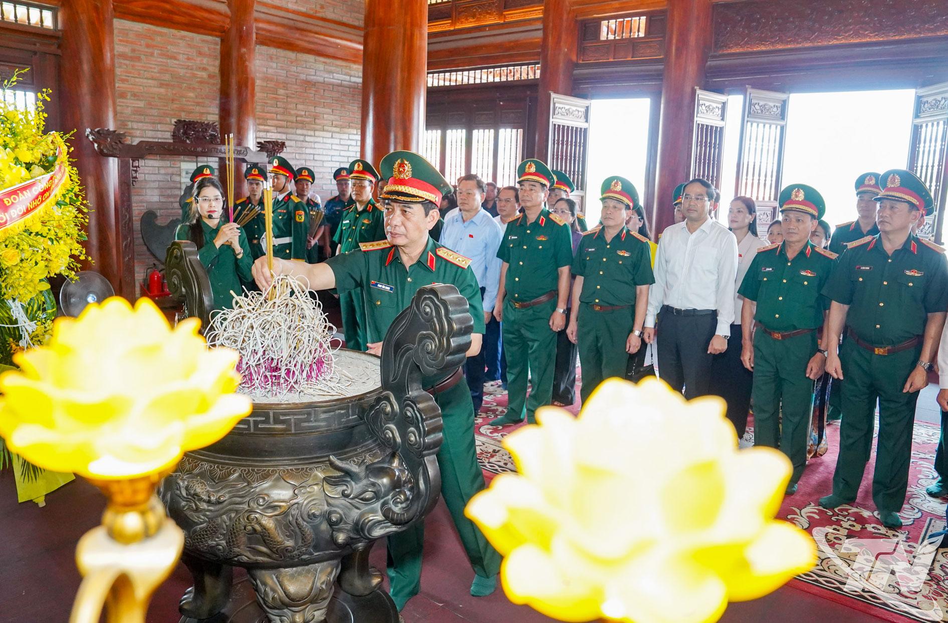 Đại tướng Phan Văn Giang dâng hương tưởng niệm các Anh hùng liệt sĩ Thanh niên xung phong.