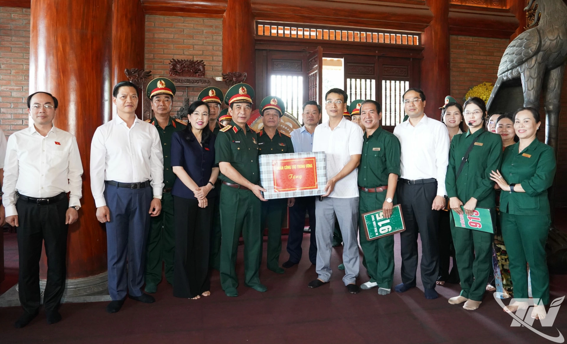 Đại tướng Phan Văn Giang tặng quà Ban Quản lý Khu di tích lịch sử Quốc gia 915, phường Gia Sàng.