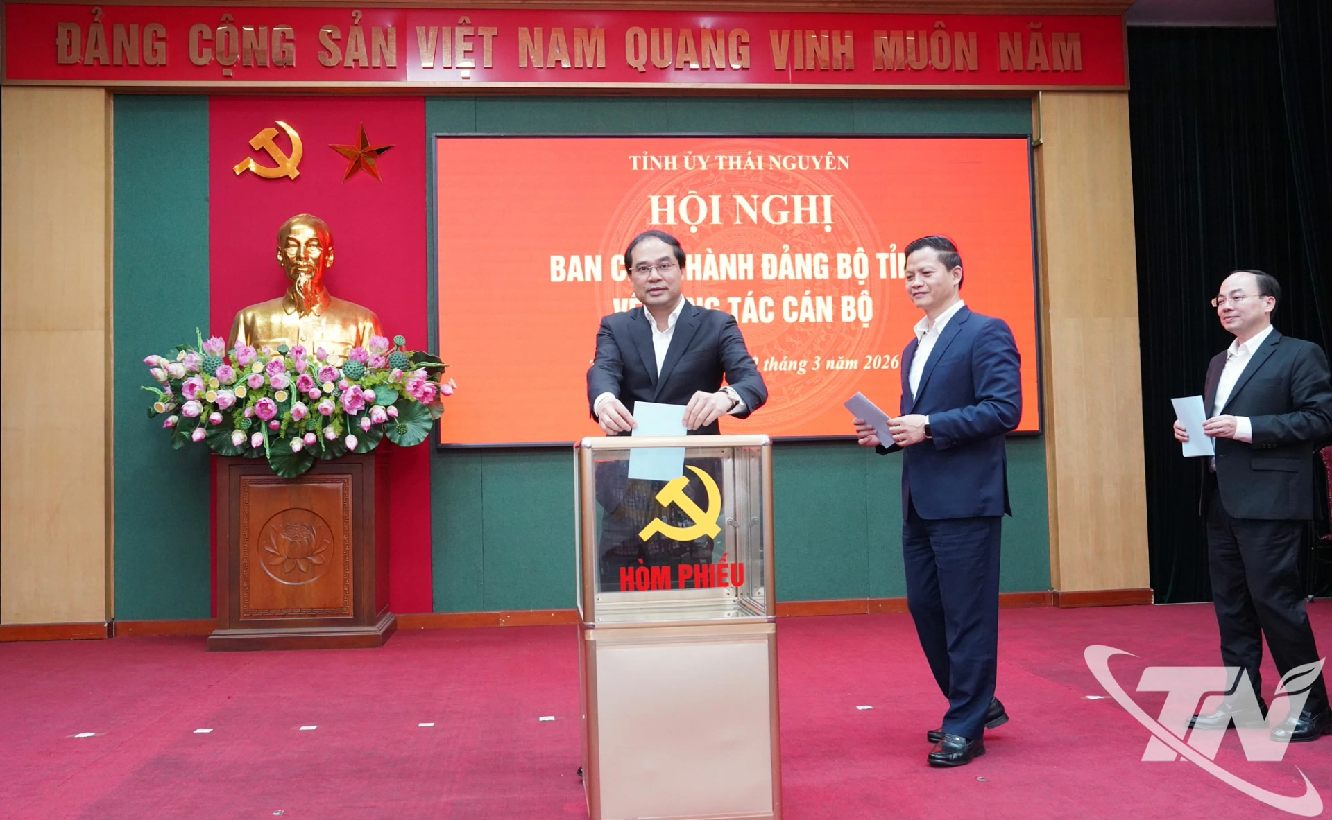 Các đại biểu bỏ phiếu giới thiệu nhân sự tái cử các chức danh Chủ tịch và Phó Chủ tịch UBND tỉnh nhiệm kỳ 2026-2031.