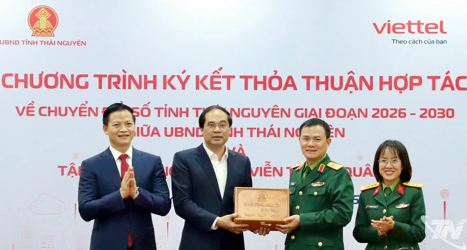 C&aacute;c đồng ch&iacute; l&atilde;nh đạo tỉnh tặng tr&agrave; Th&aacute;i Nguy&ecirc;n cho l&atilde;nh đạo Viettel.