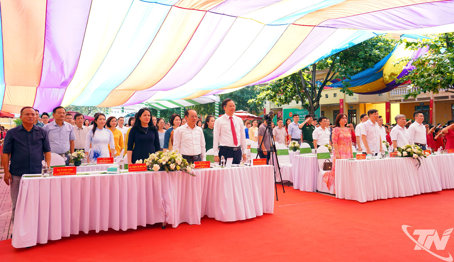 Đại biểu tham dự buổi Lễ thực hiện nghi thức Chào cờ.