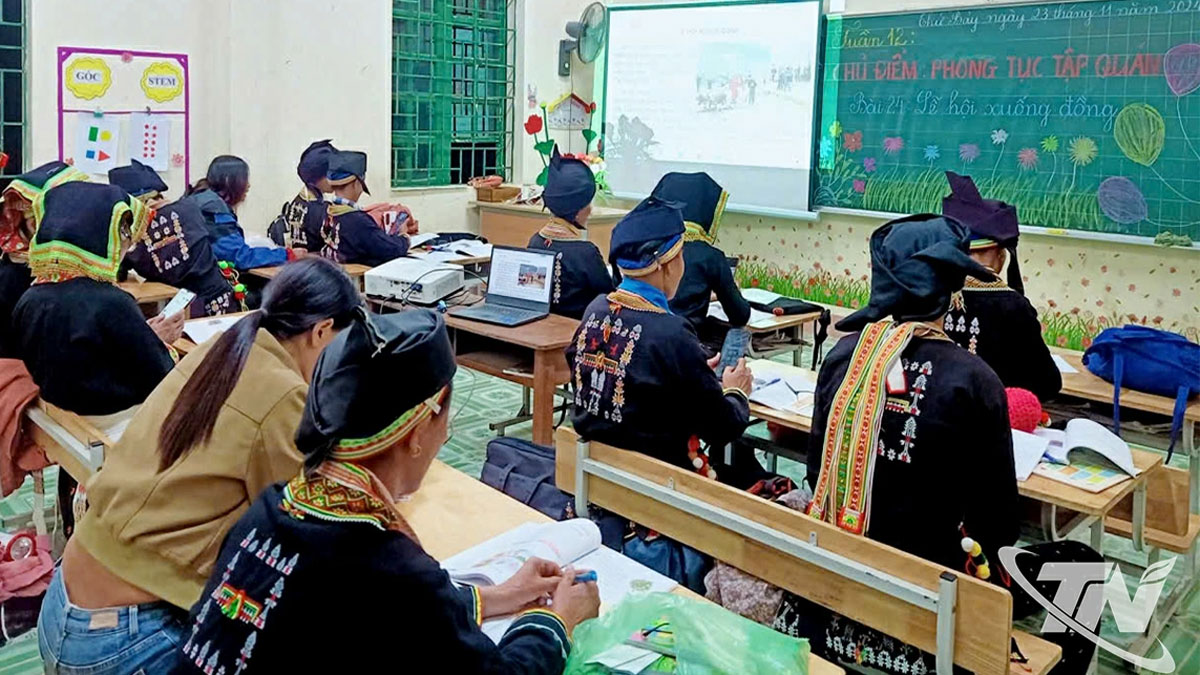 Lớp học xóa mù chữ ở Thượng Lương, xã Nghinh Tường. Ảnh: T.L