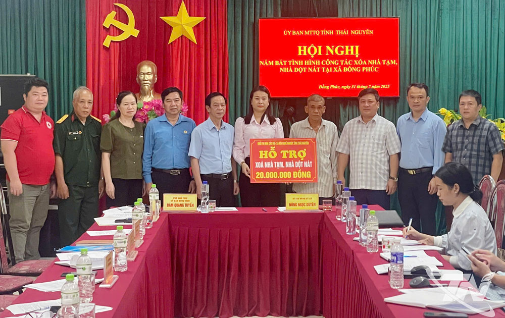 Ủy ban Đoàn kết Công giáo tỉnh và đại diện Khối thi đua các hội xã hội - nghề nghiệp tỉnh trao kinh phí 20 triệu đồng hỗ trợ hộ có hoàn cảnh đặc biệt khó khăn ở xã Đồng Phúc xoá nhà tạm.
